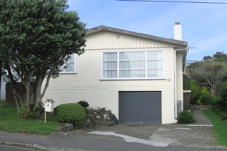 Photo of property in 7 Alder Place, Newlands, Wellington, 6037