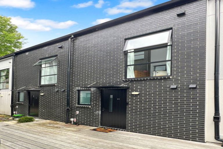 Photo of property in 31 Tokai Place, Glen Eden, 0602