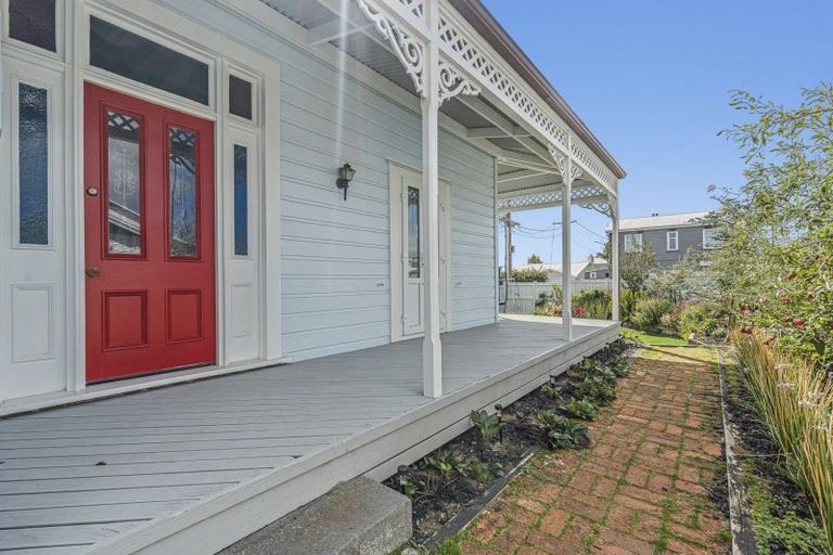 Photo of property in 18 Morley Street, New Plymouth, 4310