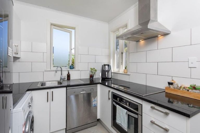 Photo of property in 126 Archibald Road, Kelston, Auckland, 0602