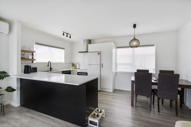 Photo of property in 2/2 Hatherley Place, Clendon Park, Auckland, 2103