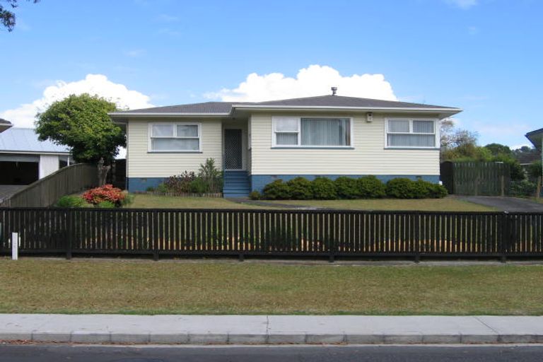 Photo of property in 27 La Rosa Street, Green Bay, Auckland, 0604