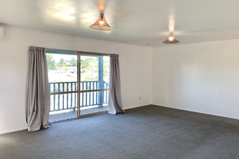 Photo of property in 2/87 Fairclough Road, Beach Haven, Auckland, 0626