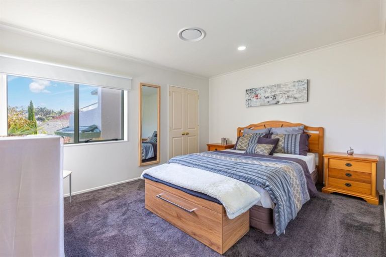 Photo of property in 6 Hogarth Rise, West Harbour, Auckland, 0618