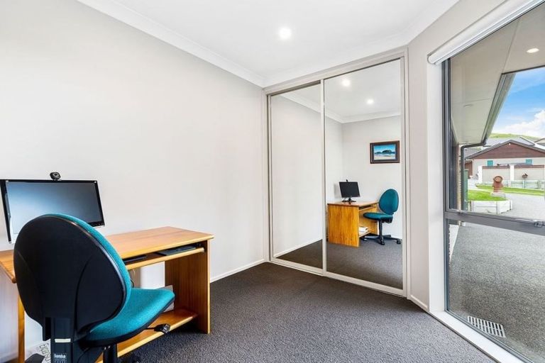 Photo of property in 20 Mervyn Kemp Drive, Tawa, Wellington, 5028