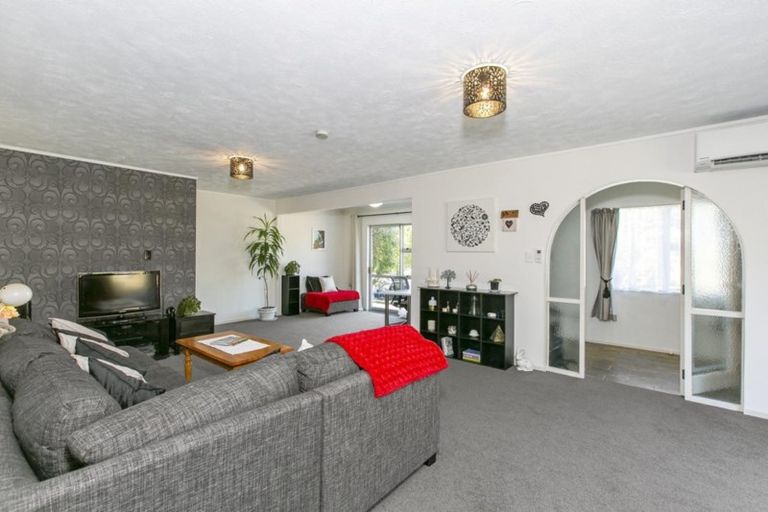 Photo of property in 1/104 Manhattan Heights, Glendene, Auckland, 0602