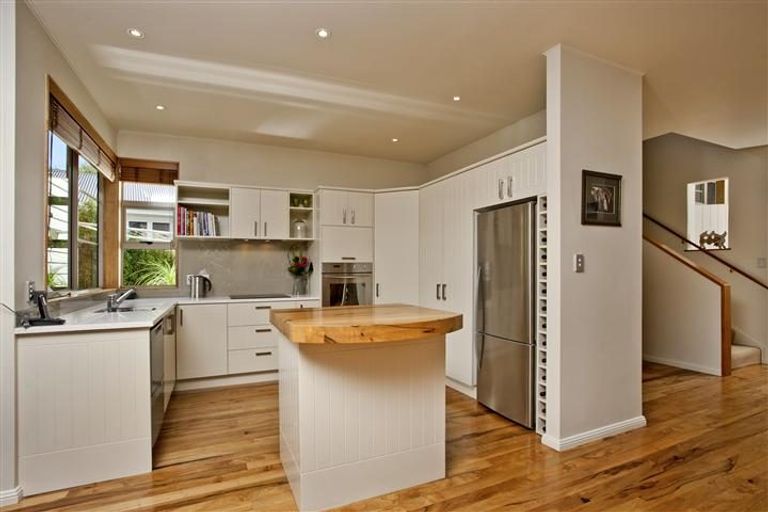 Photo of property in 2/190 East Coast Road, Forrest Hill, Auckland, 0620