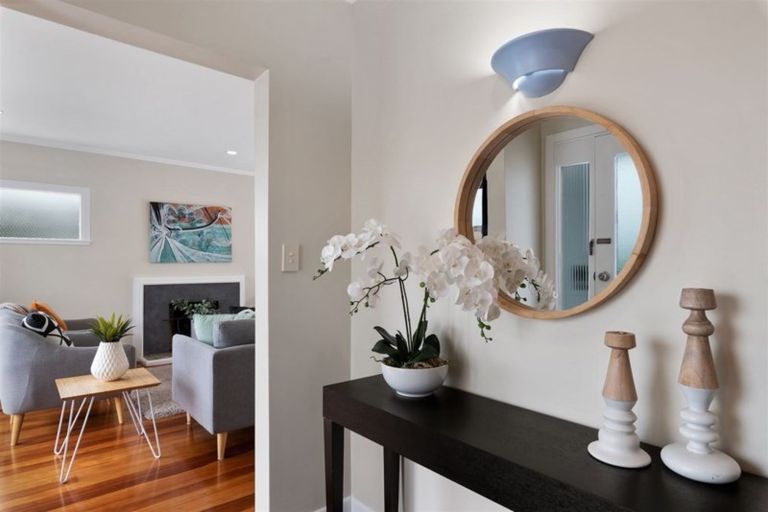 Photo of property in 2/227 Glenfield Road, Hillcrest, Auckland, 0627