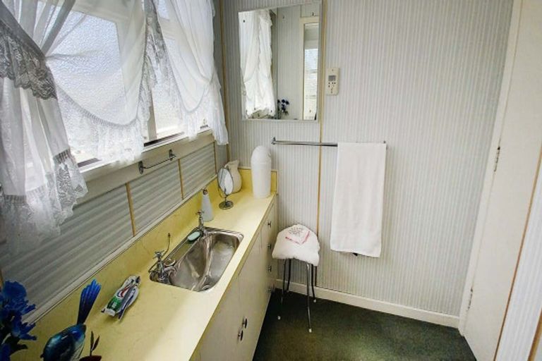 Photo of property in 1 Morton Street, Tuatapere, 9620