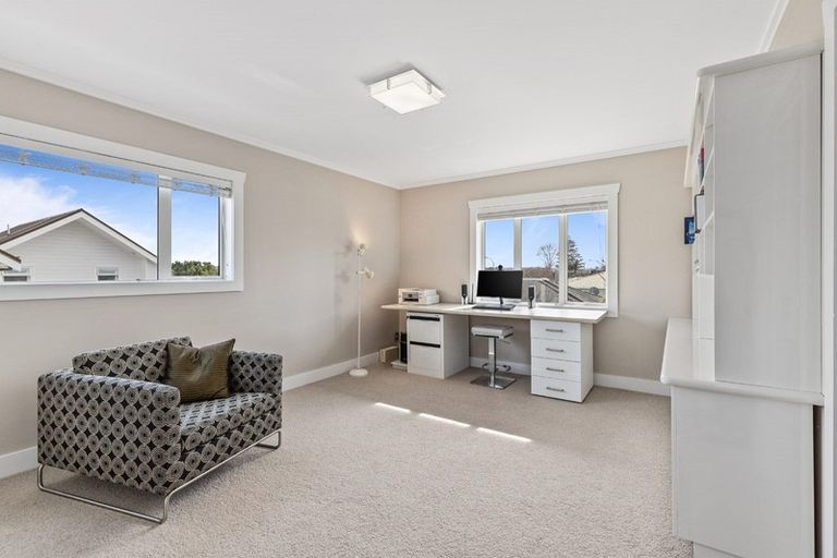 Photo of property in 5a Marine Terrace, Bayswater, Auckland, 0622