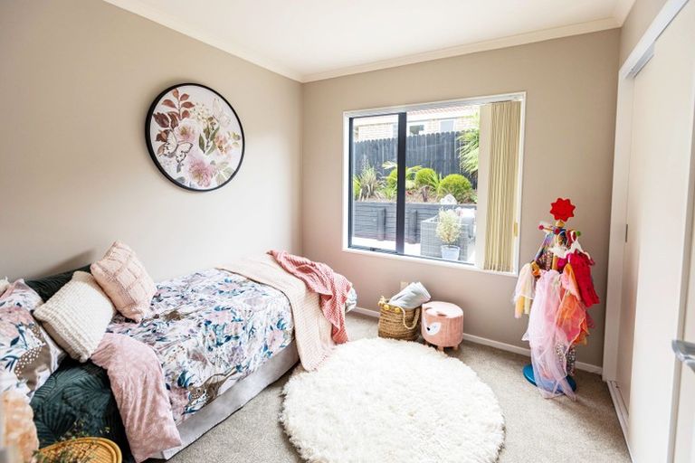 Photo of property in 13 Berkshire Terrace, Massey, Auckland, 0614