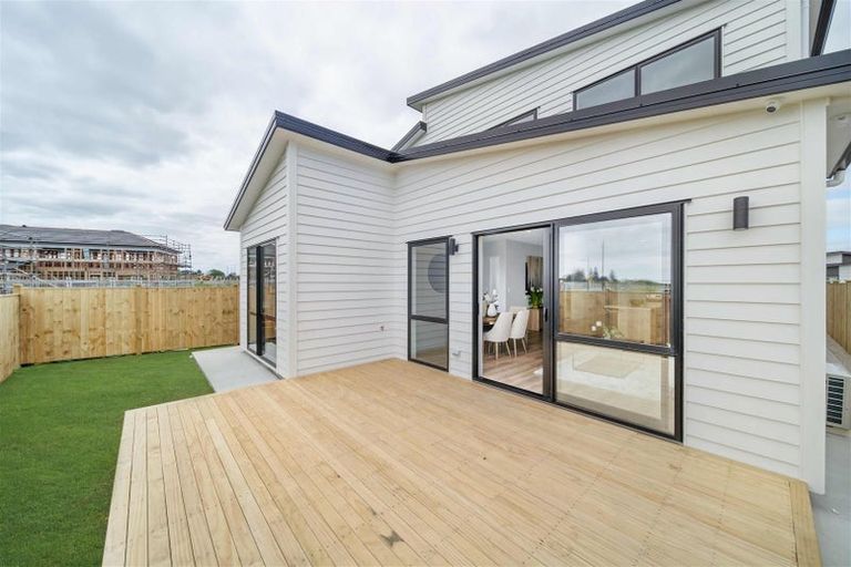 Photo of property in 12 Korowhiti Road, Clarks Beach, 2122