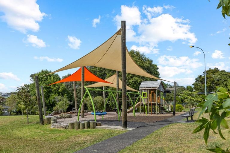 Photo of property in 1/15 Battle Place, Glenfield, Auckland, 0629