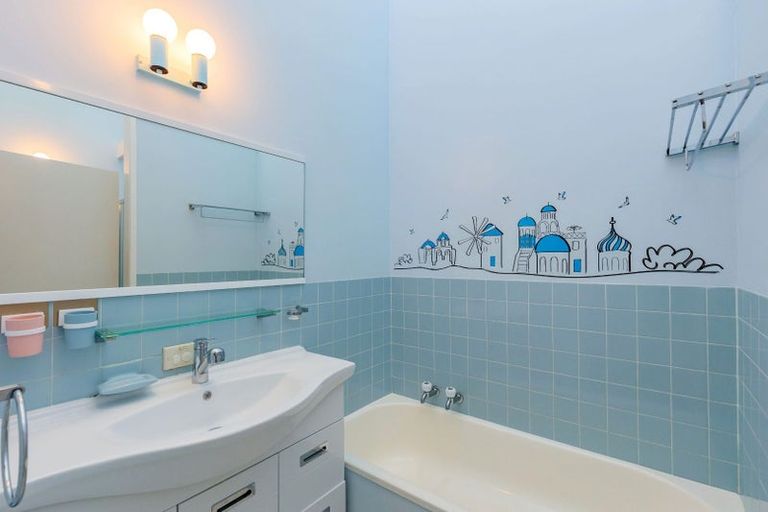 Photo of property in 5 Noeleen Street, Glenfield, Auckland, 0629