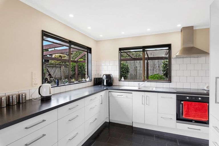 Photo of property in 10 Napier Grove, Waikanae Beach, Waikanae, 5036