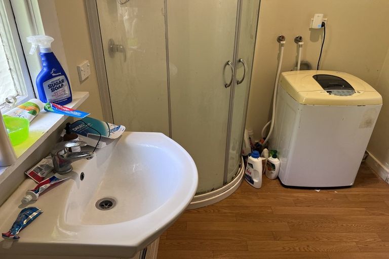 Photo of property in 76a Kelburn Parade, Kelburn, Wellington, 6012