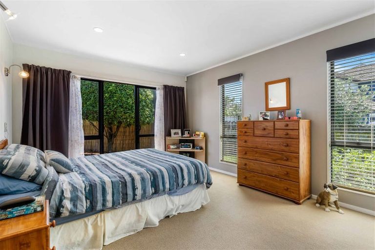 Photo of property in 28 Scarlet Oak Drive, Schnapper Rock, Auckland, 0632