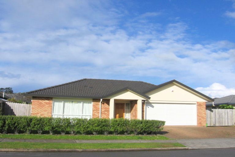 Photo of property in 8 Macnean Drive, East Tamaki Heights, Auckland, 2016