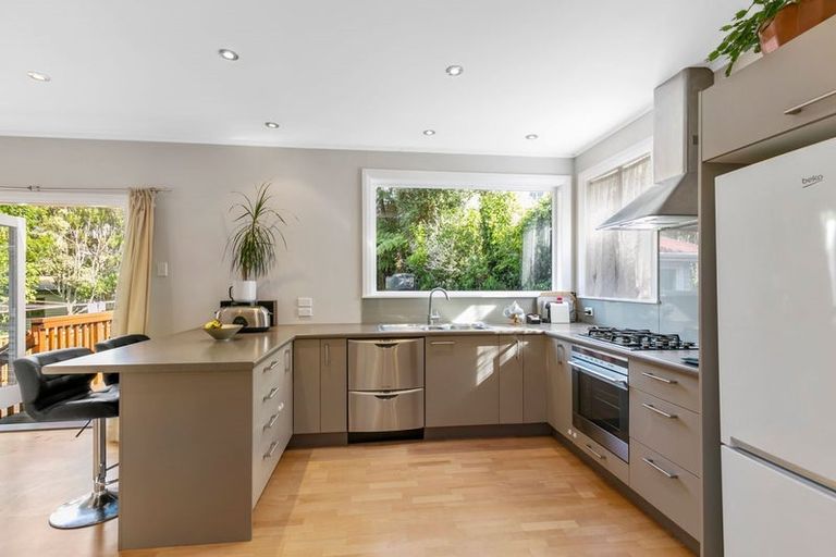 Photo of property in 33 Ranui Terrace, Tawa, Wellington, 5028