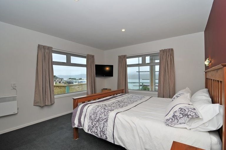 Photo of property in 10 Paratu Way, Strathmore Park, Wellington, 6022