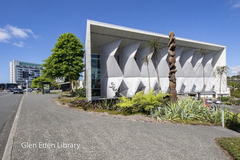 Photo of property in 10 Stallard Place, Glen Eden, Auckland, 0602