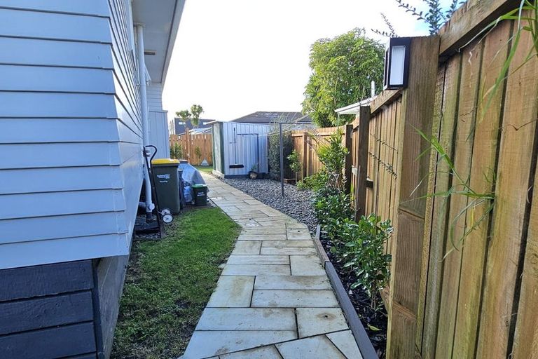 Photo of property in 3/93 Hobsonville Road, West Harbour, Auckland, 0618