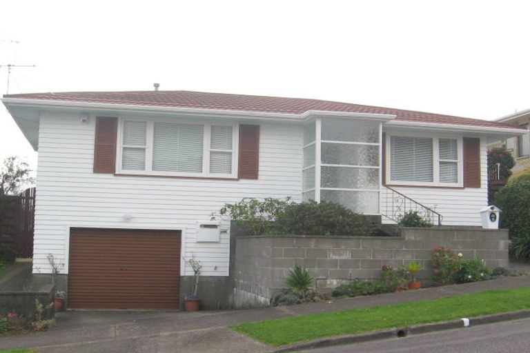 Photo of property in 5 Summit Road, Fairfield, Lower Hutt, 5011