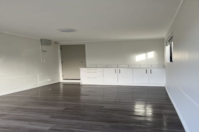 Photo of property in 2/523 Glenfield Road, Glenfield, Auckland, 0629