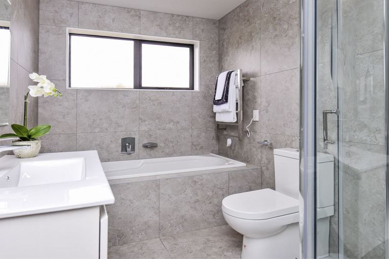 Photo of property in 80b Millbrook Road, Henderson, Auckland, 0612