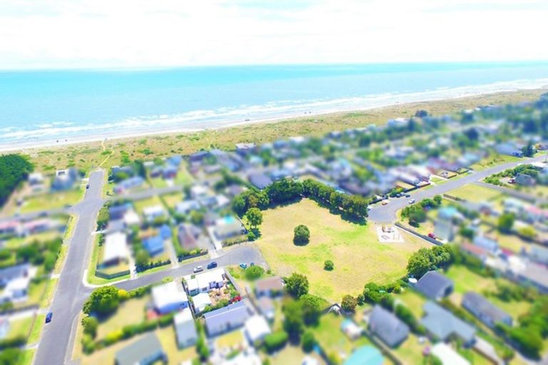 Photo of property in 4 Rangitane Grove, Waitarere Beach, Levin, 5510