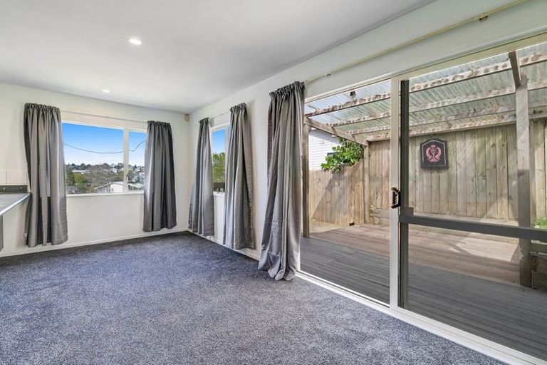 Photo of property in 2/44 Lysander Crescent, Beach Haven, Auckland, 0626