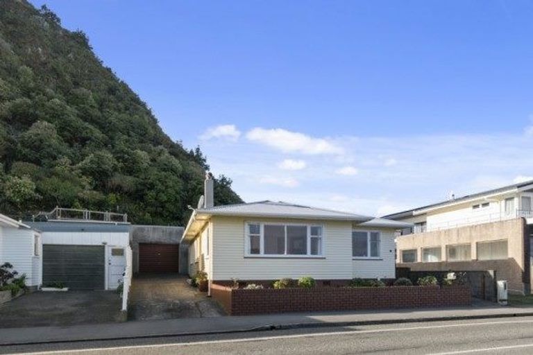 Photo of property in 81 Breaker Bay Road, Breaker Bay, Wellington, 6022