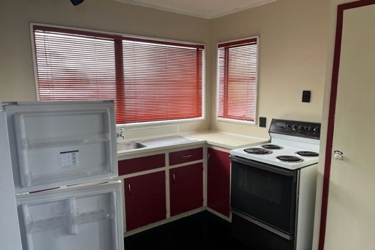 Photo of property in 6 Stroud Way, Newlands, Wellington, 6037