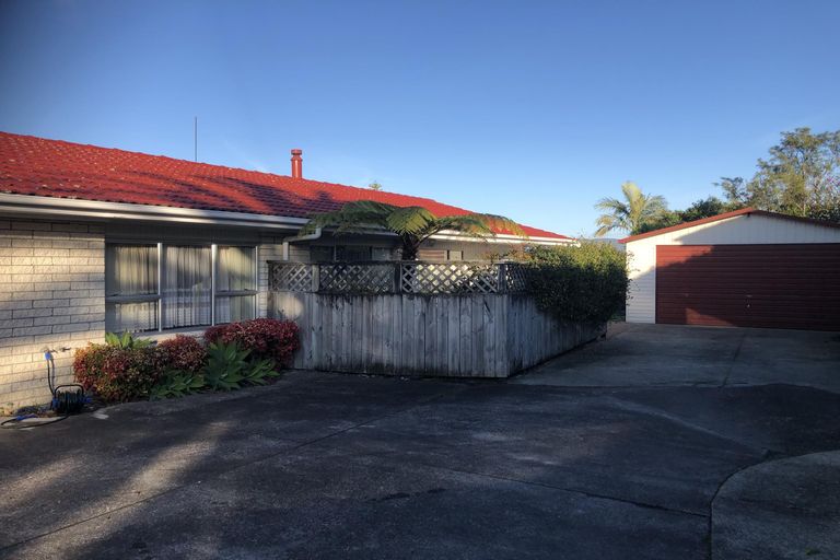 Photo of property in 2/4220 Great North Road, Glendene, Auckland, 0602