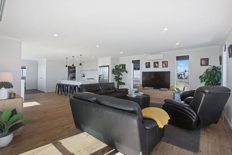 Photo of property in 9 Whata Street, Clarks Beach, 2122