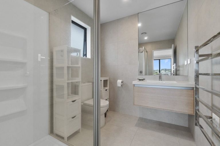 Photo of property in 16 Onekura Street, Red Beach, 0932