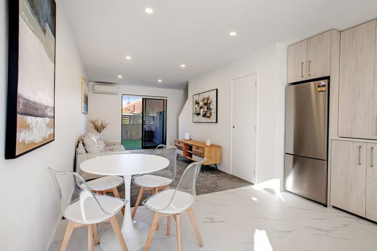 Photo of property in 4/23 Awaroa Road, Sunnyvale, Auckland, 0612