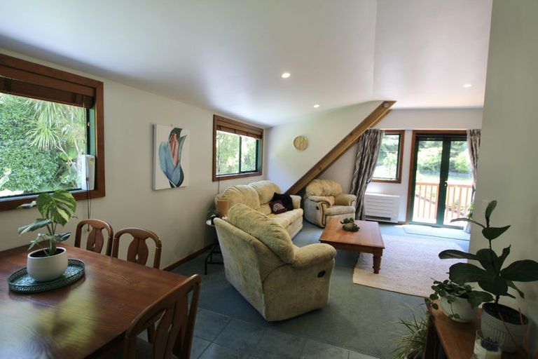 Photo of property in 2 Cascade Avenue, Waiatarua, Auckland, 0604