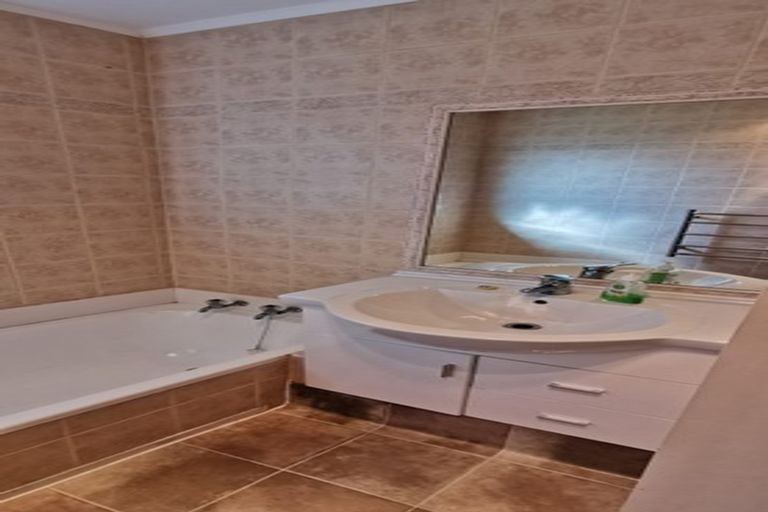 Photo of property in 2/5 Cairngorm Place, Highland Park, Auckland, 2010