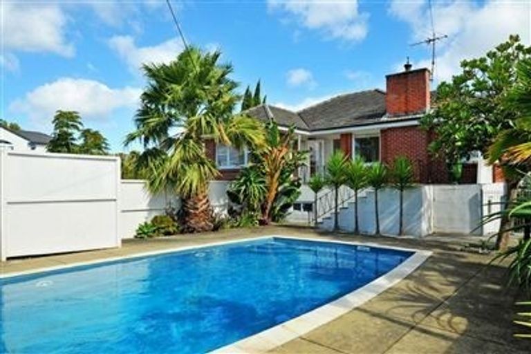 Photo of property in 84 Aberdeen Road, Campbells Bay, Auckland, 0620