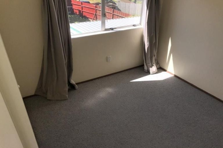 Photo of property in 5a Sunhaven Drive, Newlands, Wellington, 6037