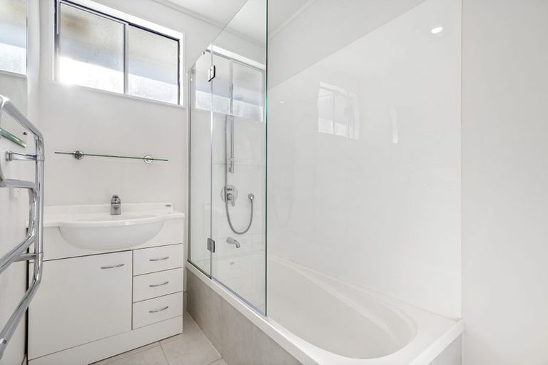 Photo of property in 1/3 Glenvale Place, Totara Vale, Auckland, 0629