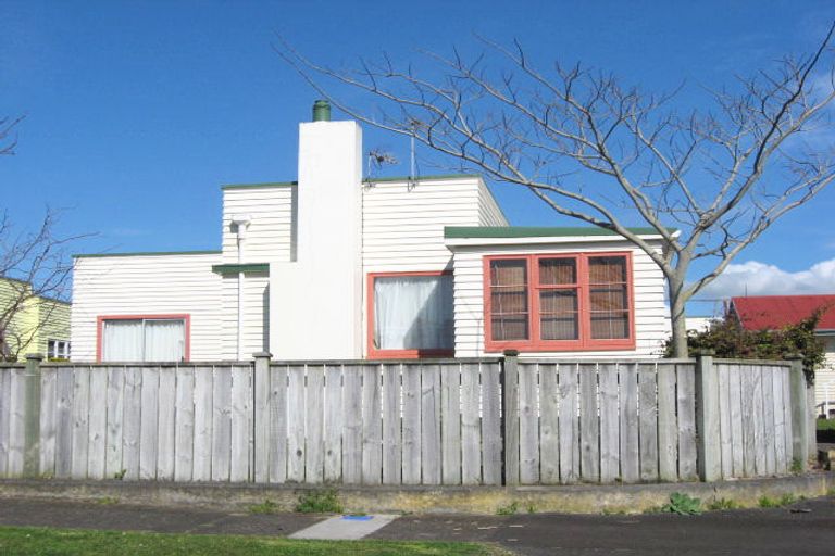 Photo of property in 4 Cornwall Street, Brooklands, New Plymouth, 4310