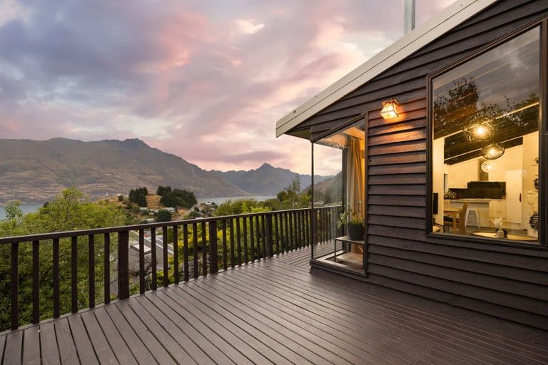 Photo of property in 4b Caples Place, Fernhill, Queenstown, 9300