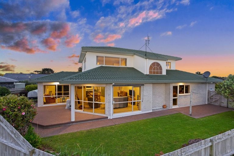 Photo of property in 6 Settlers Grove, Orewa, 0931