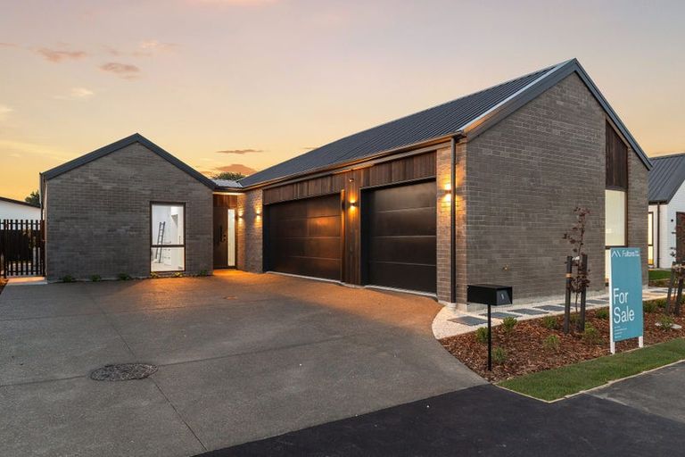 Photo of property in 8 Greystone Close, Halswell, 8025