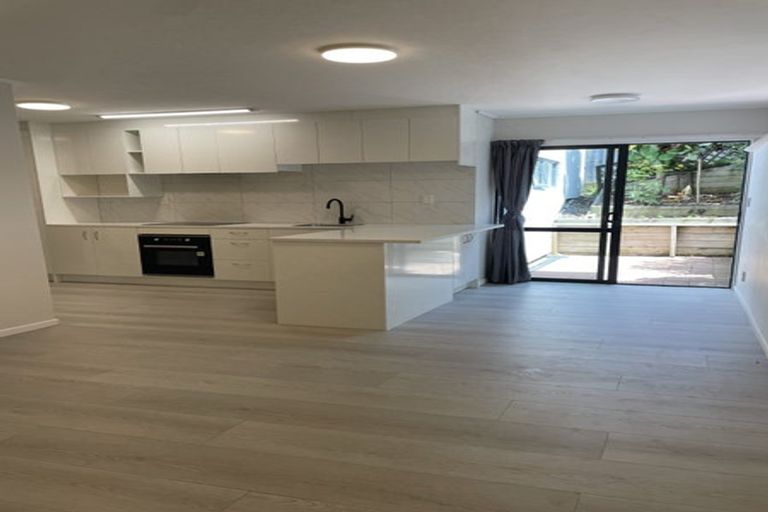 Photo of property in 16 Fairchild Avenue, Goodwood Heights, Auckland, 2105