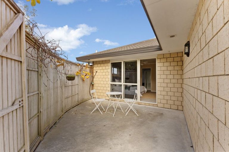 Photo of property in 6 Daniel Place, Kelvin Grove, Palmerston North, 4414