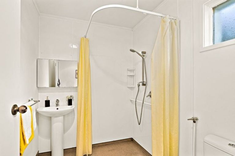 Photo of property in 6 Fayette Place, Te Atatu South, Auckland, 0610