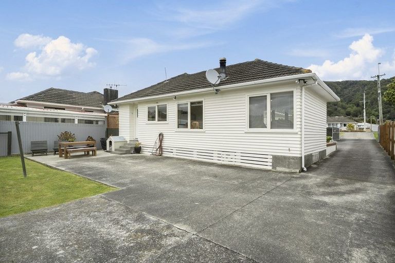 Photo of property in 140 Wainuiomata Road, Wainuiomata, Lower Hutt, 5014